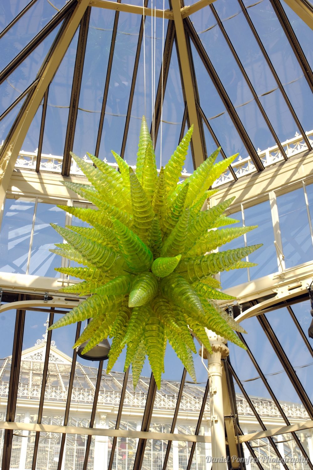 Dale Chihuly, Sculptures, Chartreuse Hornet Polyvitro, Kew Gardens, London_15216